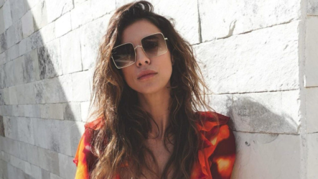 Moda e outfit le tendenze primavera-estate 2023, i jeans a zampa di Claudia Schiffer e il minidress di Elisabetta Canalis