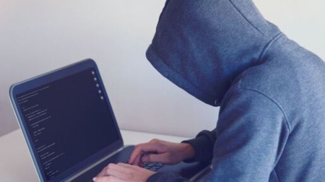 Un hacker devant son ordinateur portable, Nikita Belokhonov @pexels.com