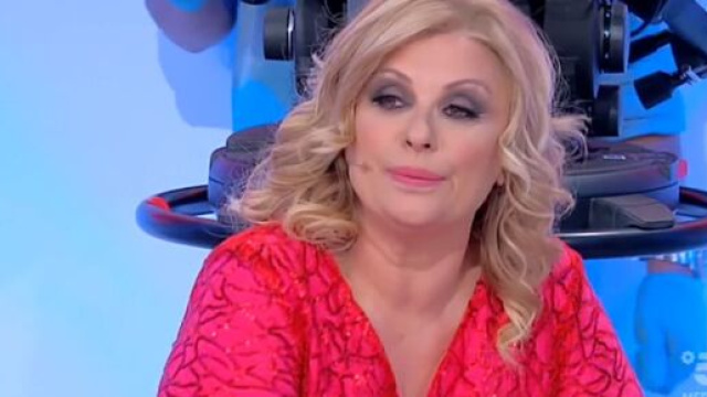 Uomini e donne, Tina si rimette in gioco.