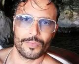 Uomini e donne, Armando rivela di essere in pensione, i fan polemici: 'Buffone miracolato'.