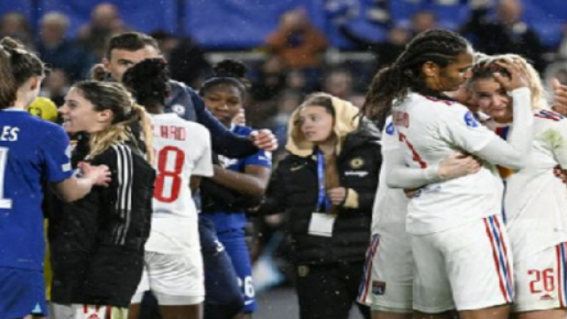 Capture d'écran d'une image des Lyonnaises après le match, Twitter @OL+Féminin