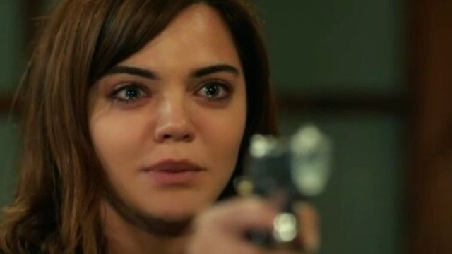 Terra amara, Julide aiuta Zuleyha.