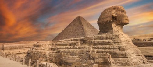 Pirâmides e Esfinge: gerações passam e o fascínio com o mistério continua. Novos corredores são descobertos. (Arquivo Blasting News)