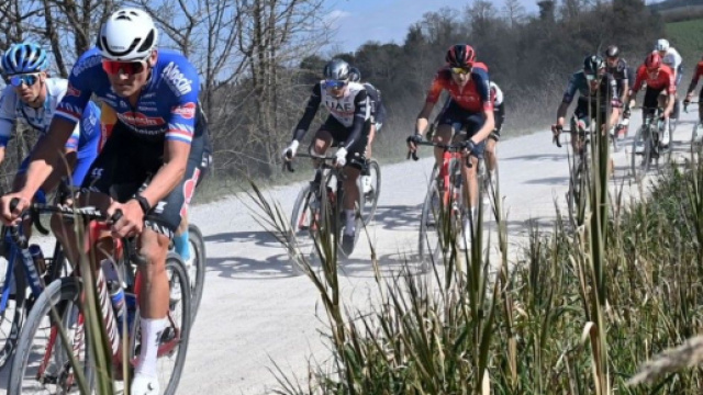 Mathieu Van der Poel impegnato alla Strade Bianche