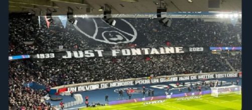 Capture d'écran twitter, hommage des supporters parisiens à Just Fontaine @Actu Foot