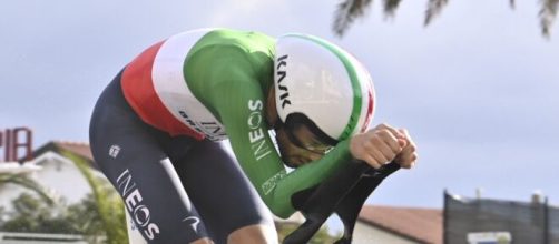 Filippo Ganna impegnato nella cronometro della Tirreno Adriatico.