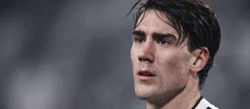 Juve, Vlahovic stecca con la Roma, alcuni tifosi sul web: 'Non ha toccato una palla'.