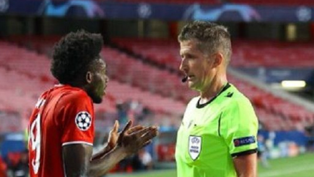 Daniele Orsato lors d'un PSG - Bayern (capture Twitter Actu Foot)