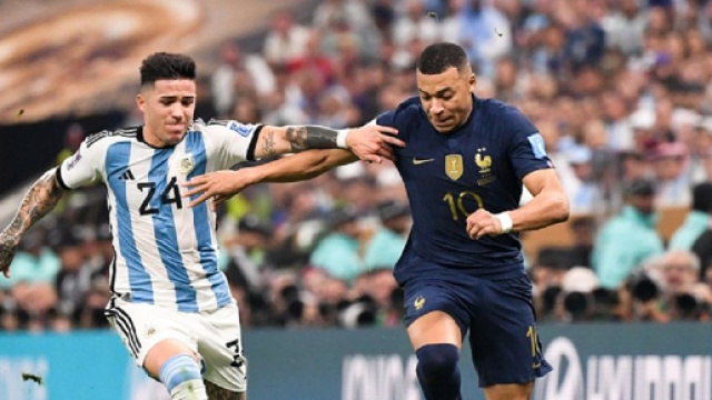 Enzo Fernandez et Kylian Mbappé en finale de Coupe du monde (capture Twitter Actu Foot)