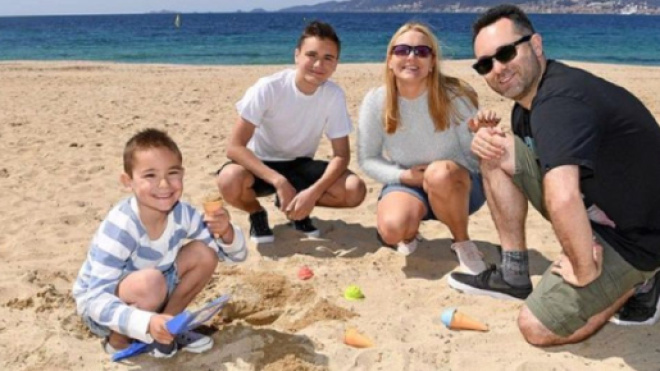 Neo et Swan à la plage avec leurs parents (Screenshoot Instagram @ swanthevoice_officiel)
