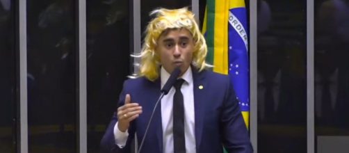 Nikolas Ferreira discursa na Câmara usando peruca (Reprodução/Agência Câmara)
