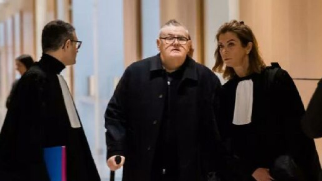 Prison avec sursis requise contre Pierre Ménès, l'ex-chroniqueur accusé d'agressions sexuelles Twitter @Delcroixx