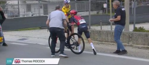 Tirreno Adriatico, Wout van Aert si scusa con Tom Pidcock dopo la caduta.