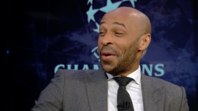 Thierry Henry en forme au moment de retrouver Olivier Giroud. (screenshot Twitter - @PLFrance_)