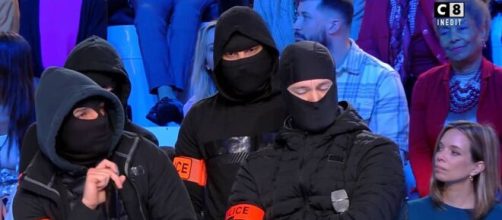 Les quatre policiers invités dans TPMP. Source : capture d'écran Youtube.