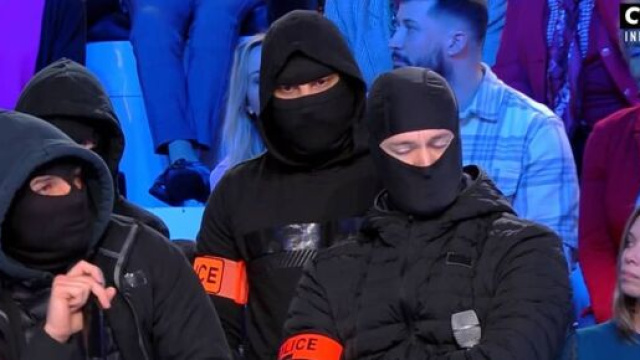 Les quatre policiers invités dans TPMP. Source : capture d'écran Youtube.
