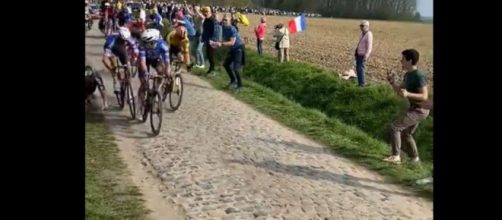 Ciclismo, la caduta di John Degenkolb alla Parigi Roubaix