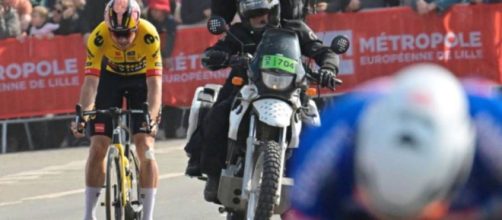 Wout van Aert è stato fermato da una foratura nel finale della Parigi - Roubaix.