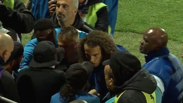 Guendouzi en discussion avec un fan de l'OM. (screenshot Twitter - @PVSportFR)
