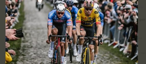 Ciclismo, Wout van Aert al comando nell'attraversamento della Foresta di Arenberg.