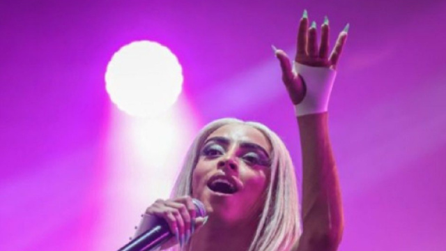 Bilal Hassani en train de chanter (Screenshoot Twitter @BilalHNews)