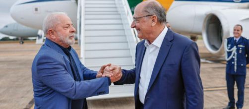 Presidente Lula cumprimenta o vice, Geraldo Alckmin, ao embarcar para a China (Ricardo Stuckert/PR)