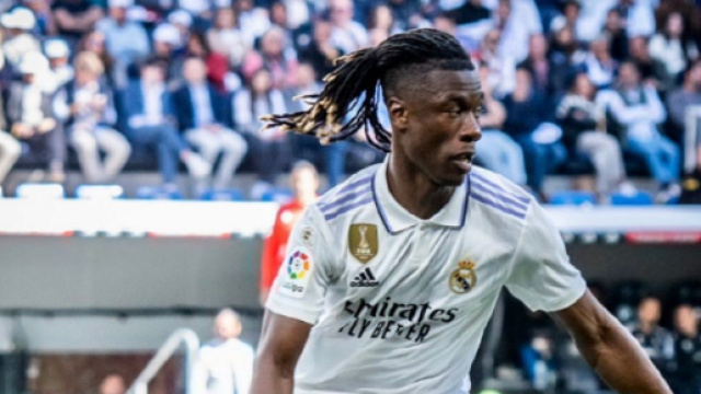 Eduardo Camavinga ne per&ccedil;oit pas Aur&eacute;lien Tchouam&eacute;ni un rival (Screenshoot Twitter @RMadrid_actu)