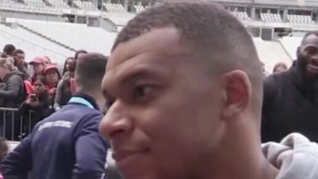 Le regard glacial de Mbappé (capture Twitter RMC Sport)