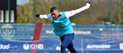 Kylian Mbappé à l'entrainement (capture Twitter PSG officiel)
