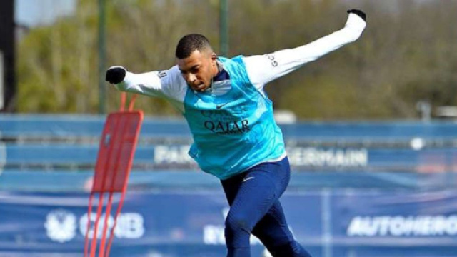 Kylian Mbappé à l'entrainement (capture Twitter PSG officiel)