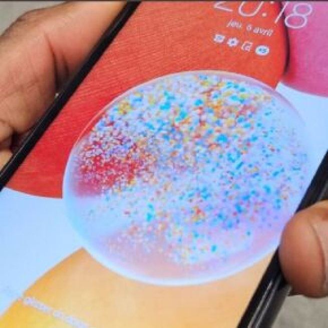 Ce téléphone double SIM n’a besoin que de 2 h 53 pour se recharger à 100 %. (Screenshoot Twitter @BFMTV)