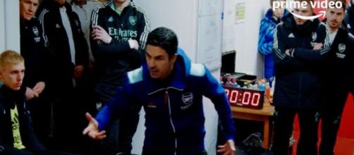 Arteta en colère contre ses joueurs dans le vestiaire d'Arsenal. (screenshot Twitter - @PVSportFR)