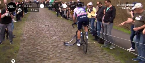 Ciclismo, l'incidente a Derek Gee durante la Parigi Roubaix