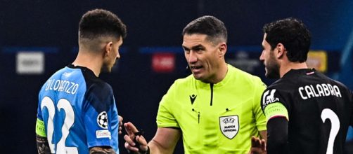 Milan-Napoli, polemiche sull'arbitraggio: Spalletti lamenta il mancato giallo a Leao.