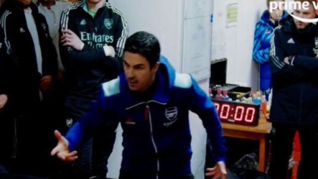 Arteta en colère contre ses joueurs dans le vestiaire d'Arsenal. (screenshot Twitter - @PVSportFR)