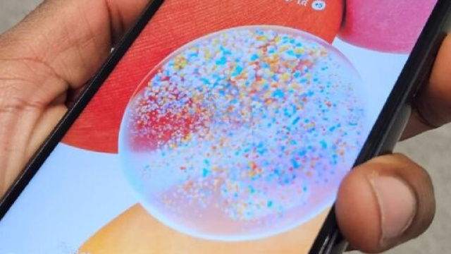 Ce t&eacute;l&eacute;phone double SIM n&rsquo;a besoin que de 2 h 53 pour se recharger &agrave; 100 %. (Screenshoot Twitter @BFMTV)