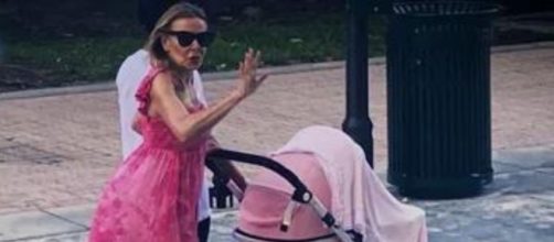 Las primeras imágenes en movimiento de Ana Obregón paseando con su nieta Ana Sandra en Miami (Telecinco)