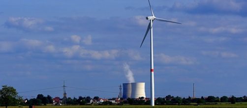 Lado a lado, energias eólica e nuclear: a primeira em ascensão e a segunda foi desativada na Alemanha no último dia 15 (Reprodução/Pixabay)