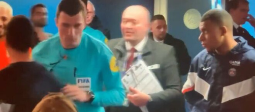 Mbappé avant le début de la rencontre contre le RC Lens. (screenshot Twitter - @HRivayrand)
