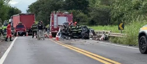 Acidente entre carro e carreta deixou mortos na BR-153, em Marília (SP) (Reprodução/TV TEM)