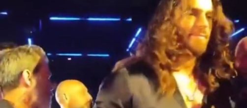 Can Yaman 'assalito' in discoteca: una fan inizia a palpeggiarlo, lui si stranisce (Video).
