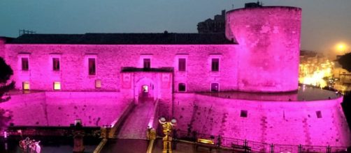 Venosa, il castello illuminato di rosa a 100 giorni dalla partenza del Giro d'Italia 2023.