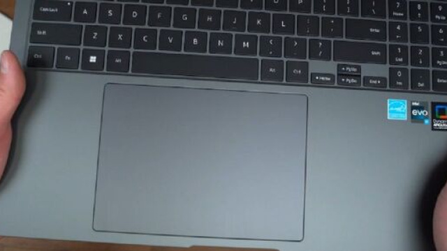 La marque se rattrape avec un pavé tactile gigantesque, qui serait 39 % plus grand que son prédécesseur. (Screenshoot Twitter @TheGalox_)