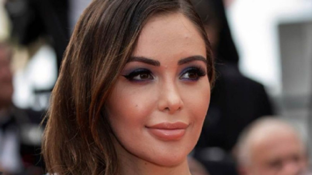 Nabilla Benattia a une poitrine moins généreuse désormais (Screenshoot Twitter @sputnik_afrique)