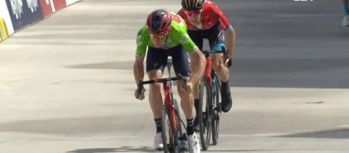 Ciclismo, la vittoria di Tao Geoghegan Hart nella seconda tappa del Tour of the Alps.