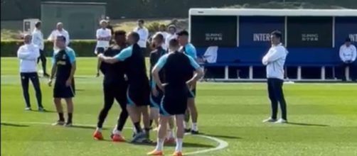 Inter, lite tra Onana e Brozovic in allenamento durante il torello (Video)