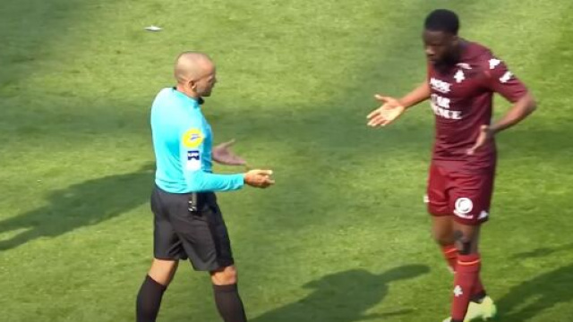 Ga&euml;l Angoula et un joueur du FC Metz en pleine discussion (screenshot YouTube @YouTube BeIN Sports)