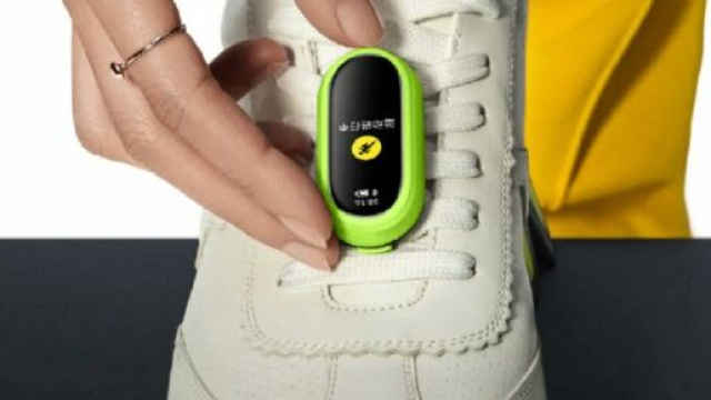 Le Xiaomi Smart Band 8 peut être accroché à la chaussure (Screenshoot Twitter @Frandroid)