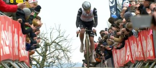 Giro delle Fiandre, Tadej Pogacar al comando sul'Oude Kwaremont