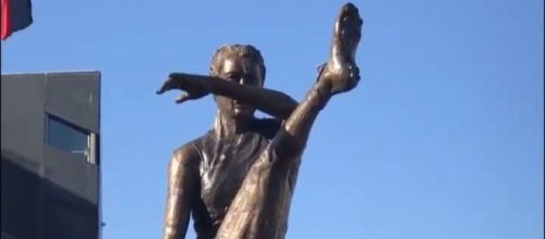 "The Kick" of AFLW player Tayla Harris immortalized in bronze (Image source: Twitter/@outersanctum01)